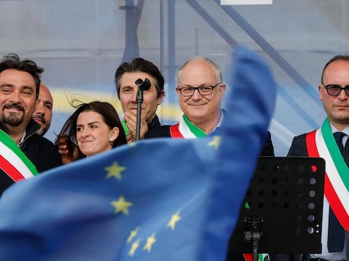 Altro che pacifica, tutti gli assalti della piazza di Serra