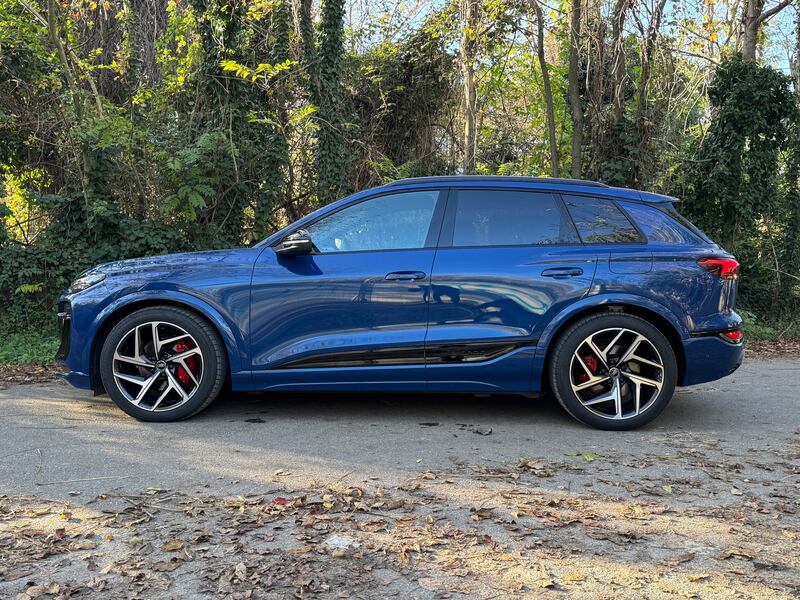 Audi Q6 e-tron, la gallery del nuovo SUV elettrico divertente alla guida 8