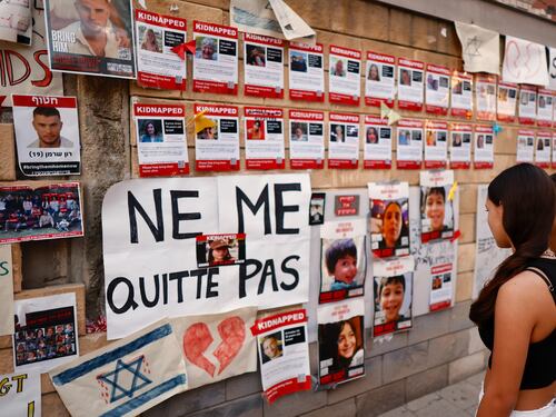 Milano, spuntano i manifesti degli ostaggi israeliani nelle metro: "Aiutateci a portarli a casa"