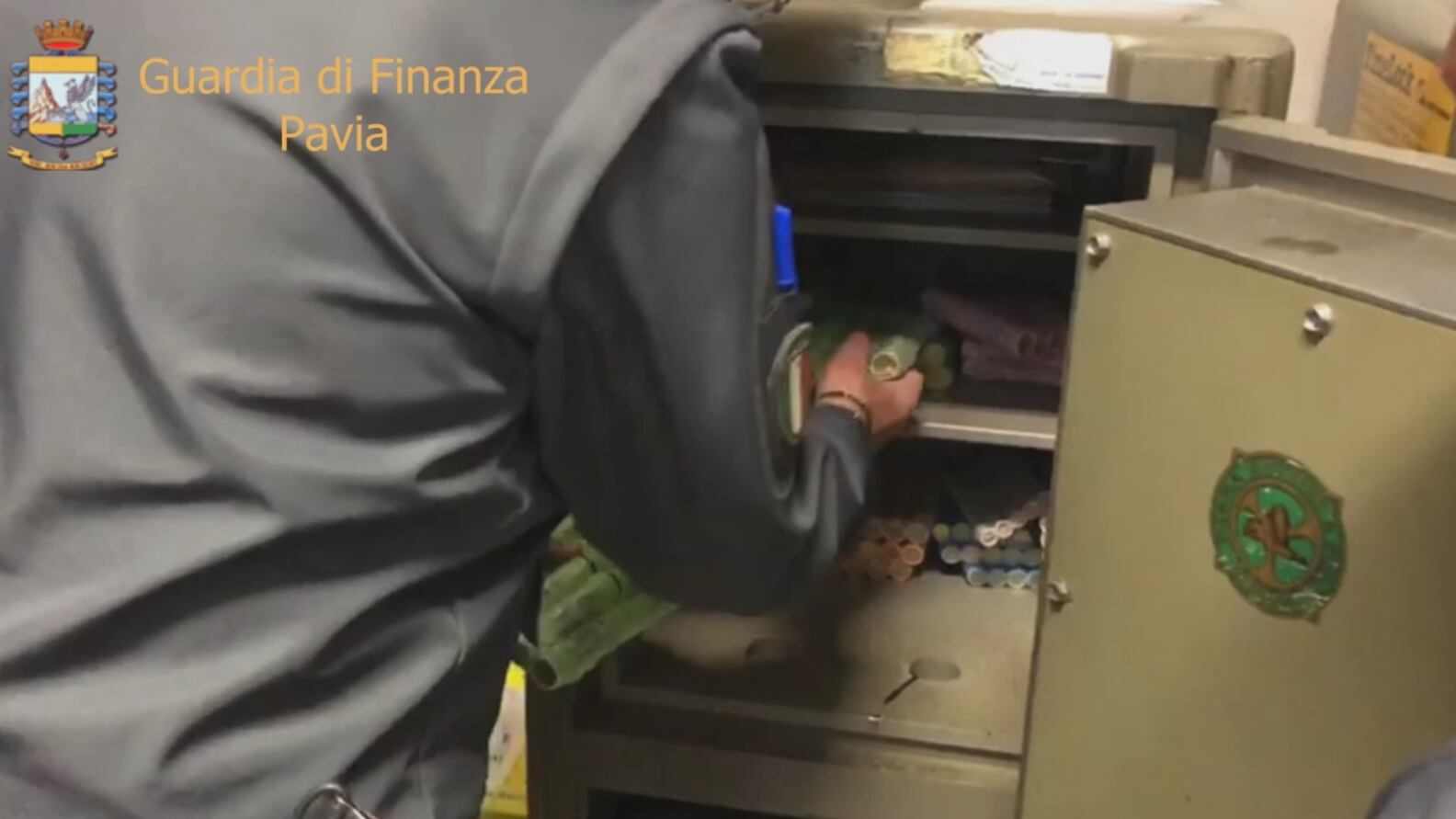 Il direttore delle Poste apriva i conti dei clienti e usava le loro PostePay