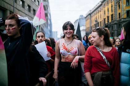 "Generazione meticcia e queer". A Milano sfila il corteo "transfemminista" 17