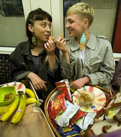 Donne fotografate mentre mangiano in metro, a Londra scatta la protesta 10