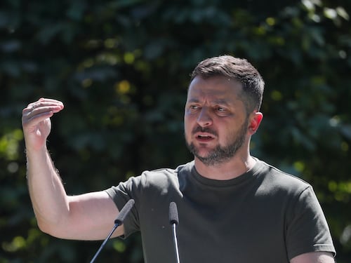 Zelensky al telefono col Papa "Verità sui crimini dei russi"