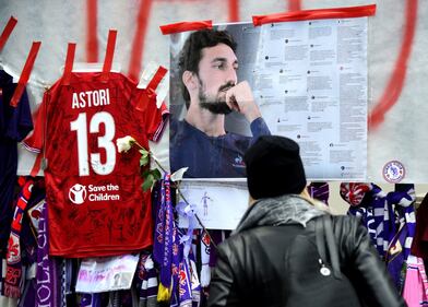 Tifosi, compagni di squadra e dirigenti della Fiorentina: tutti in fila per salutare Astori 16