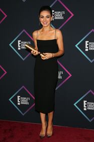 Il look total black di Mila Kunis al People's Choice Awards 2