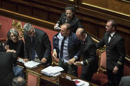 Ius soli, la Lega occupa i banchi del governo: è bagarre 12