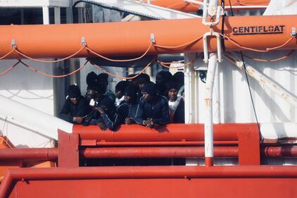 La Ocean Viking entra nel porto di Messina  4
