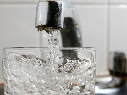Allarme per l'acqua corrente del mondo. "Contaminata per l'83% da plastica"