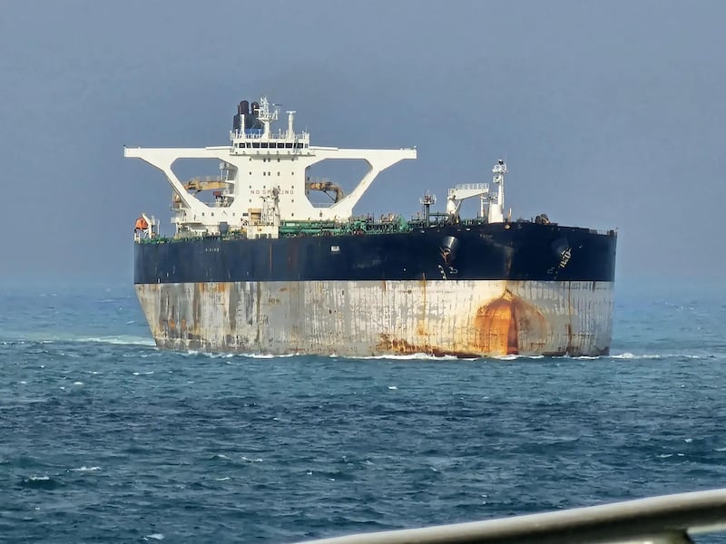 Superpetroliera in fiamme a sud di Hormuz: “Ha urtato mine navali”. L’annuncio dei pasdaran