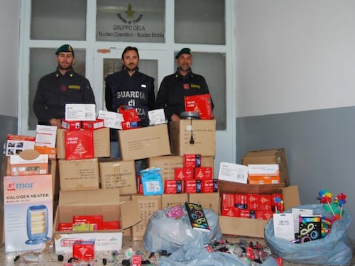 Luci cinesi per addobbare gli alberi di Natale: maxi sequestro delle fiamme gialle