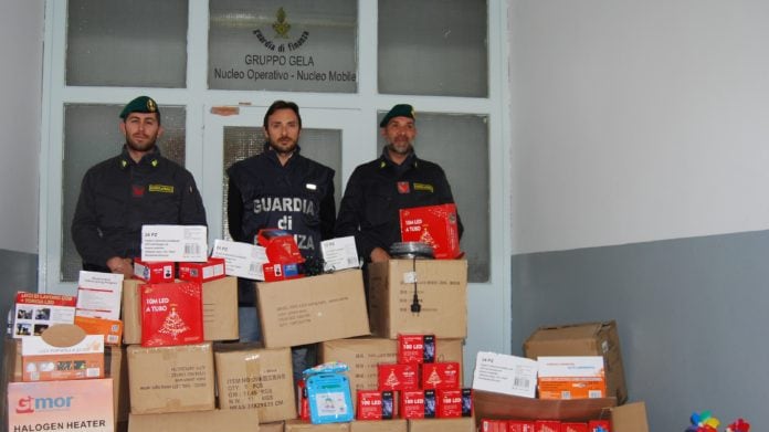 Luci cinesi per addobbare gli alberi di Natale: maxi sequestro delle fiamme gialle