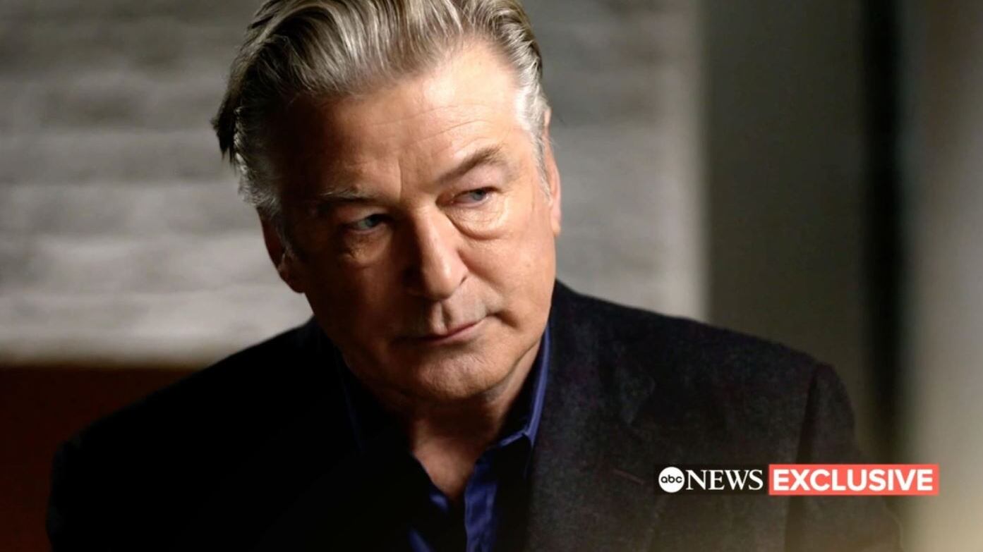 "Distratto dal telefono". Ecco perché ora Alec Baldwin rischia il carcere