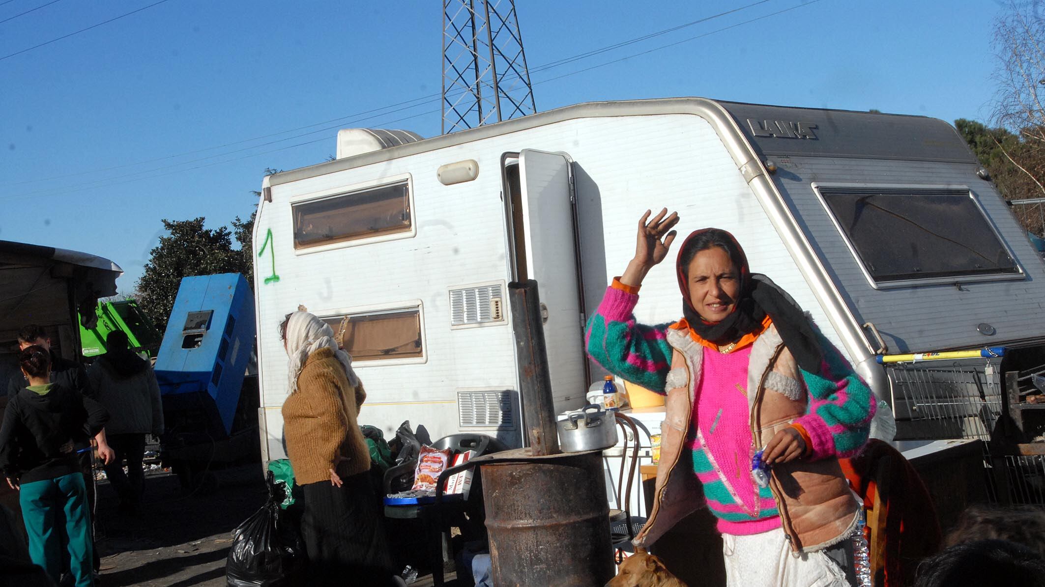 Camper, amaca e bucato. Ma il giudice cancella le multe alla famiglia rom: “È il loro stile di vita”