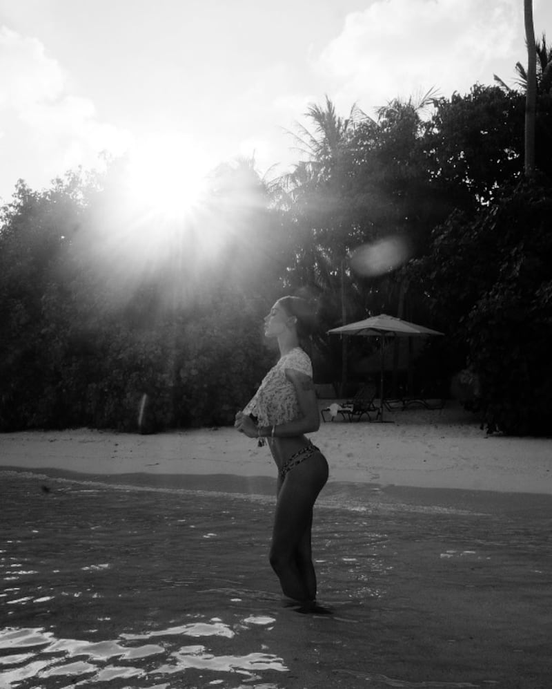 Belen Rodriguez, bikini bollente in spiaggia: foto 18