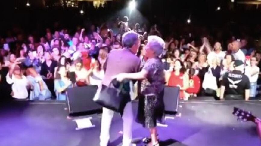 Colpo di scena al concerto: Pupo duetta con la mamma