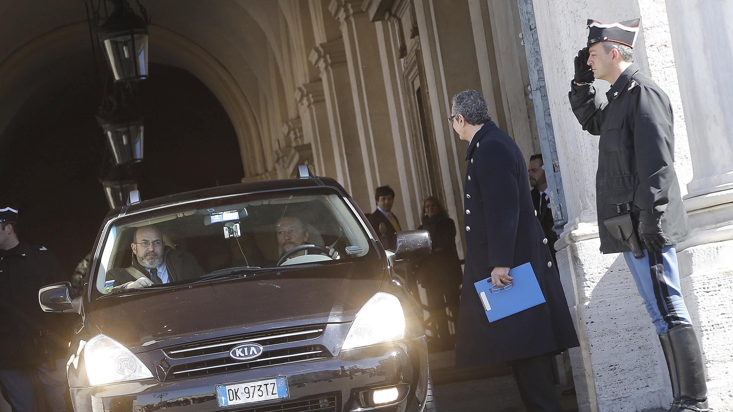 Grillo passa col rosso, il Codacons: "Via la patente all'autista"