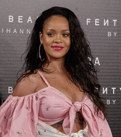 Rihanna, scollatura mozzafiato sul seno 11