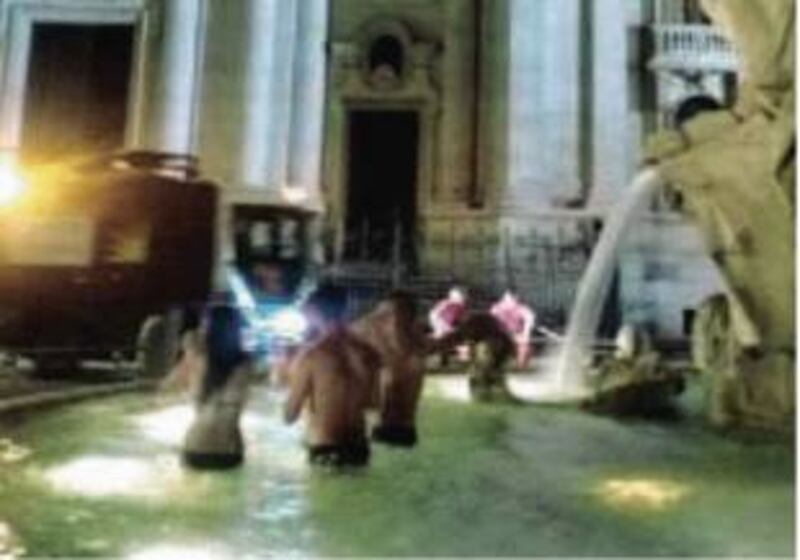 Turisti Usa fanno il bagno nella fontana del Bernini 1