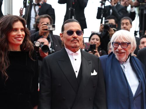 Torna Johnny Depp. Il cinema lo stronca ma la gente gradisce