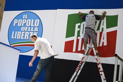 Sul palco rispunta il simbolo di Forza Italia 1