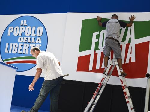 Sul palco rispunta il simbolo di Forza Italia