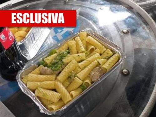 Poliziotti costretti a mangiare sugli scudi: "Migranti trattati meglio di noi"