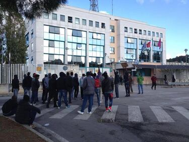 La protesta dei migranti contro l'Arci 3