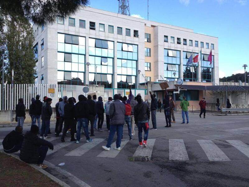 La protesta dei migranti contro l'Arci 3