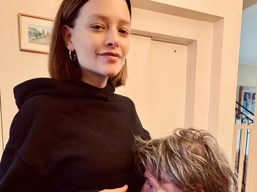 Silvia Provvedi posa incinta (quasi) senza veli