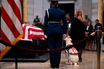 Trump rende omaggio a Bush 7