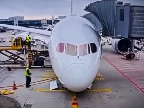 Paura a Francoforte: cede il carrello del Boeing 787 e l'aereo collassa sulla pista