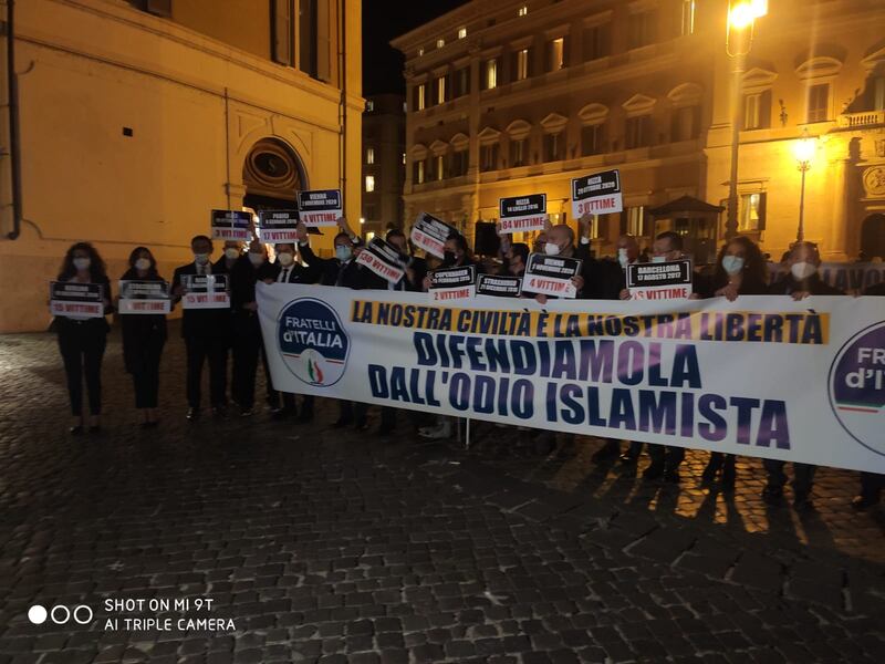 Vienna, flash mob di FdI: "Difendere civiltà da odio islamista" 4
