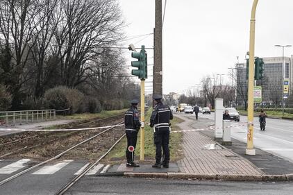 Uomo morto e mutilato sui binari della metro a Milano: le immagini 6