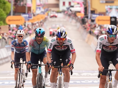 Giro d’Italia, Roglic crolla sul Monte Grappa. Vince Verona, Del Toro in gran forma