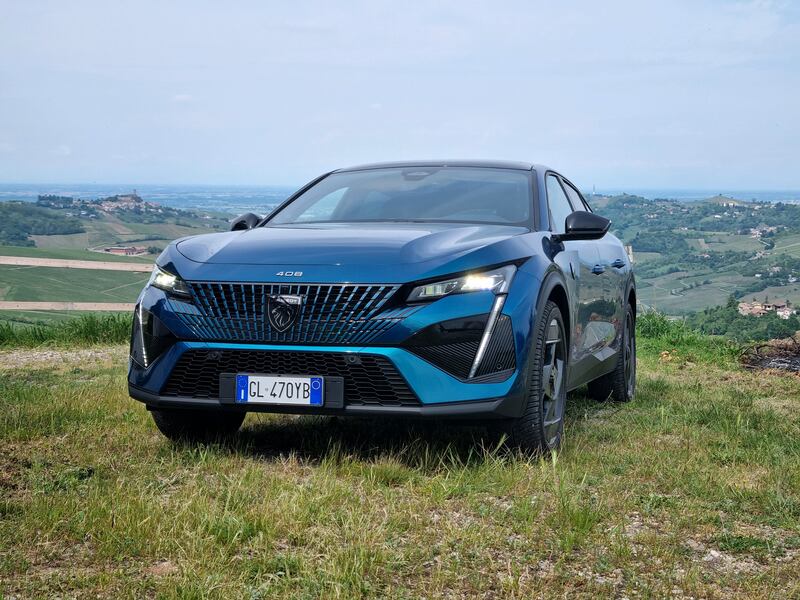 Peugeot 408, le foto del crossover “tuttofare” 3
