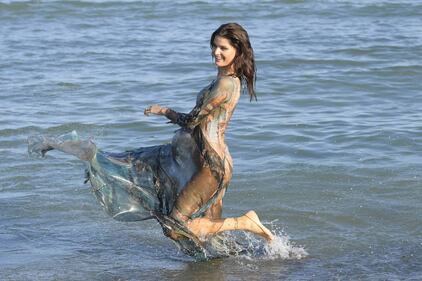 Isabeli Fontana infiamma il Festival di Venezia 16