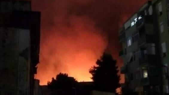 Notte di fuoco a Palermo, gli incendi a pochi metri dalle abitazioni