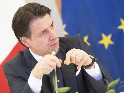L'Europa sbugiarda il Conte millantatore