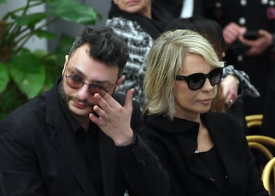 Maria De Filippi e il figlio alla camera ardente di Maurizio Costanzo 10