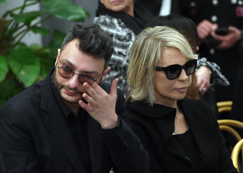 Maria De Filippi e il figlio alla camera ardente di Maurizio Costanzo 10
