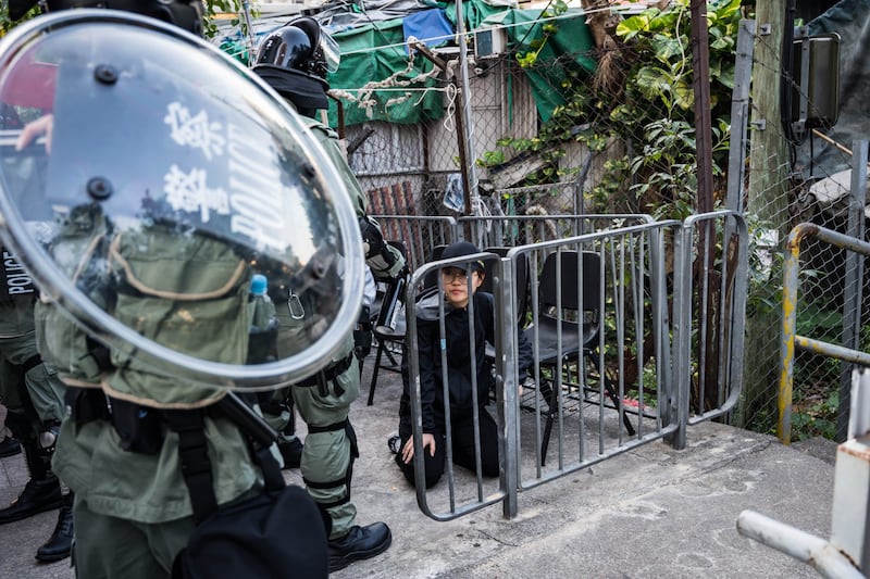 Hong Kong, agente spara a un manifestante 6