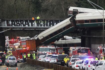 Seattle, treno deraglia e precipita sull'autostrada 19