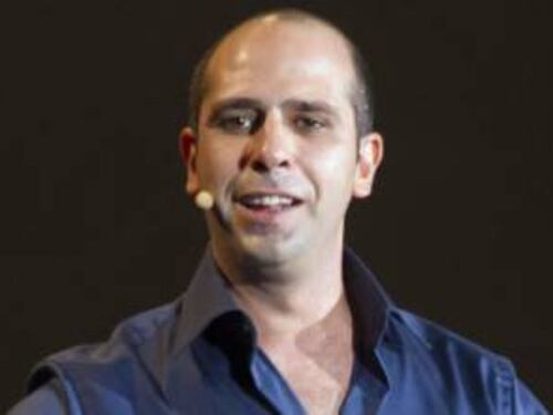 Se alla statua di Checco Zalone manca... il piedistallo