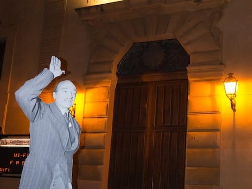 Giorgio Almirante spunta a Castellamare del Golfo, ma è una sagoma
