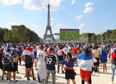 Francia campione del Mondo: tifosi in delirio sotto la Tour Eiffel 16