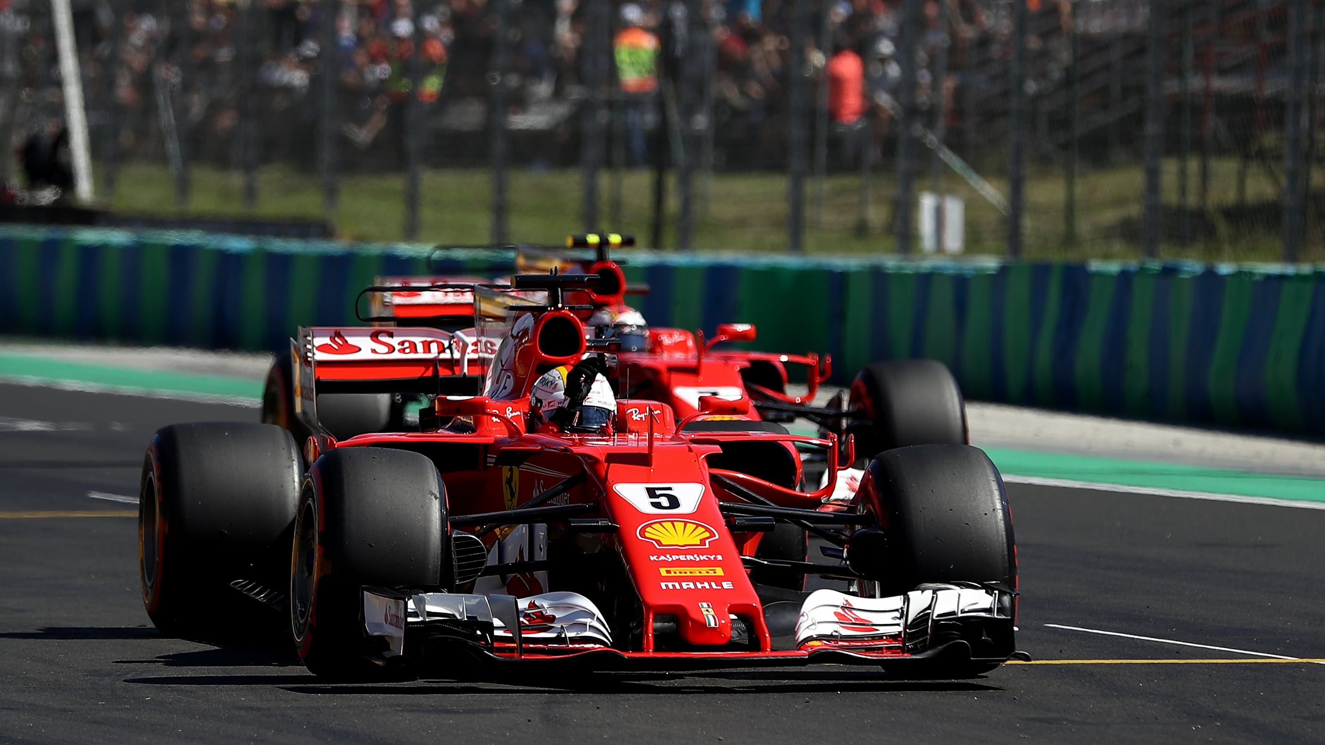 Una prima fila tutta rossa. Il record di Schumi è salvo