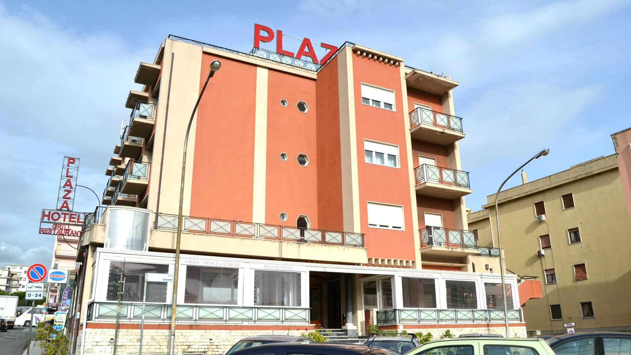 Costretto a ospitare immigrati: hotel devastato e lo Stato non lo paga
