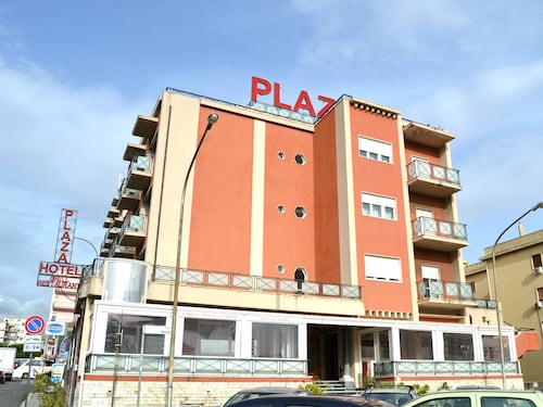 Costretto a ospitare immigrati: hotel devastato e lo Stato non lo paga
