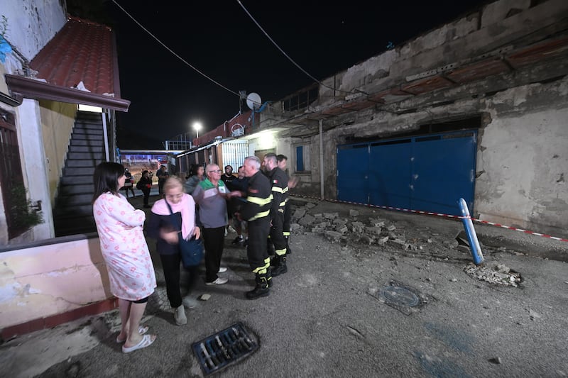 Terremoto ai Campi Flegrei, grande paura e gente in strada 12