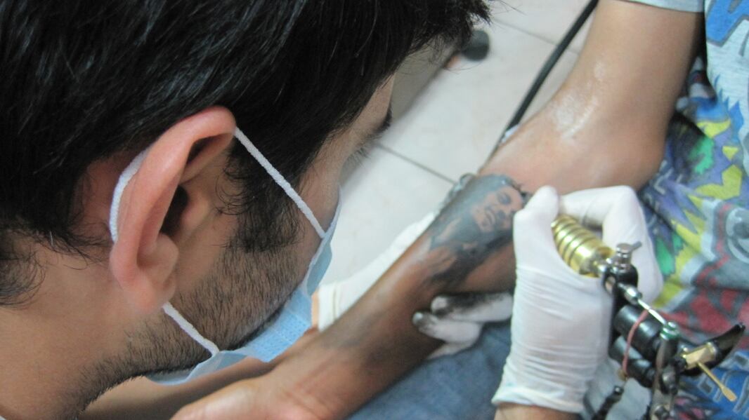 Dai tatuatori ai pizzaioli Guida ai mestieri che sconfiggono la crisi